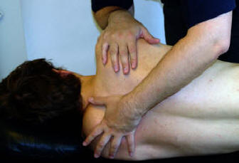 massageterapi med töjning av patient sidliggande